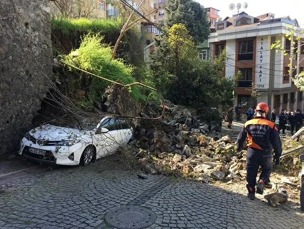 İstinat duvar çöktü: Araçlar altında kaldı-1