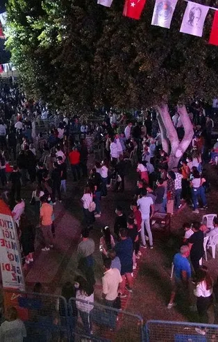 SON DAKİKA: Mersin'de 2 bin kişinin katıldığı Murat Dalkılıç konserinde korona unutuldu