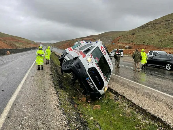 cizrede-hasta-bebegi-tasiyan-ambulans-refuje-devrildi-bebek-yara-almadi-1615565736815.jpg Cizre’de hasta bebeği taşıyan ambulans refüje devrildi! Bebek yara almadı-2