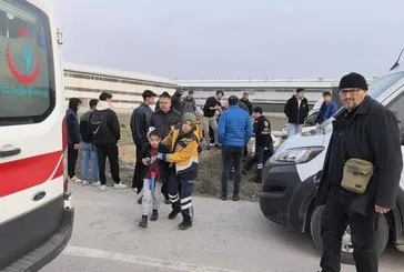 Servis minibüsü ile otomobil çarpıştı