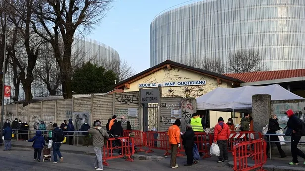 İtalya'da halk gıda yardımı alabilmek amacıyla uzun kuyruklarda bekliyor-4
