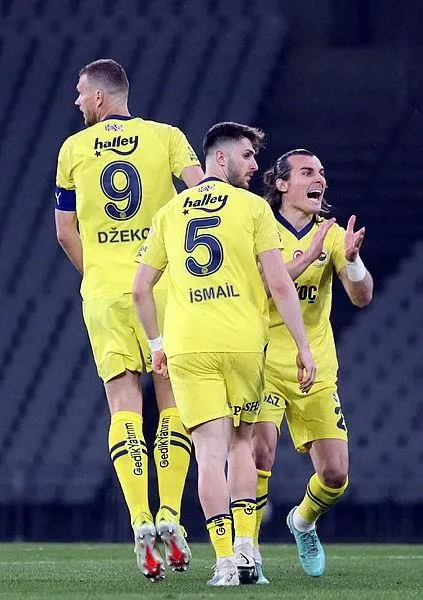 kanarya-gumrukten-gecti-fenerbahce-geriye-dustugu-karsilasmadan-3-puani-aldi-iste-macta-yasananlar-1713118073159.jpeg
