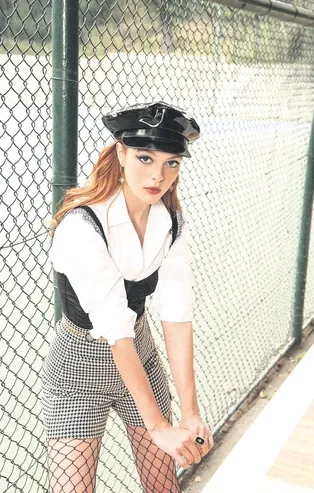 Melis Sezen, uzun süredir peşinden koşan sosyetik Fethi Sabancı Kamışlı ile görüşmeye başladı