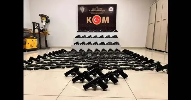 icisleri-bakani-ali-yerlikaya-duyurdu-225-adet-ruhsatiz-tabanca-ele-gecirildi-2-supheli-yakalandi-1717393382312.jpeg İçişleri Bakanı Ali Yerlikaya duyurdu: Mercek-20 operasyonu! Çok sayıda ruhsatsız tabanca ele geçirildi-2