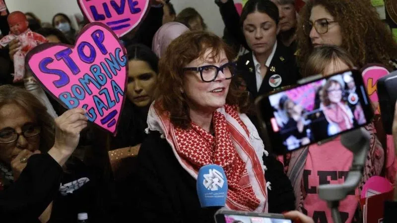 abdli-oyuncu-sarandon-filistini-destekledigi-icin-rol-tekliflerinin-geri-cekildigini-soyledi-1788770667363.jpeg ABD'li oyuncu Sarandon Filistin’e desteği sonrası yaşadıklarını anlattı: Rol teklifleri geri çekildi-3