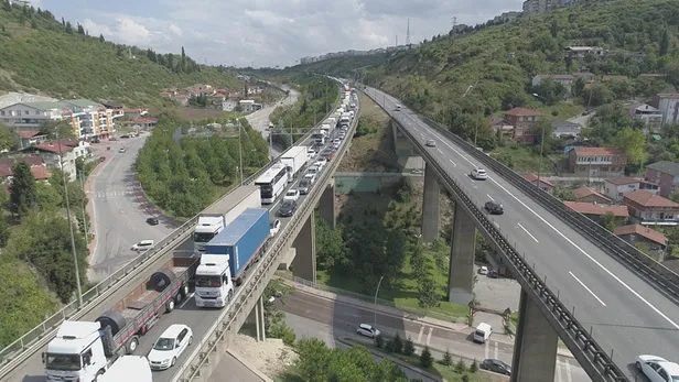 TEM'de trafiği kilitleyen zincirleme kaza! 7 kilometrelik kuyruk oluştu-2