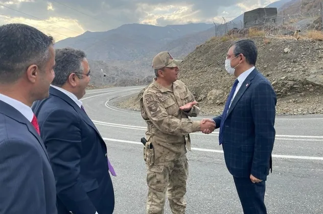 PKK'nın CHP sorumlusu Sezgin Tanrıkulu ve Özgür Özel'den 'katil' dedikleri Mehmetçik'e göstermelik ziyaret