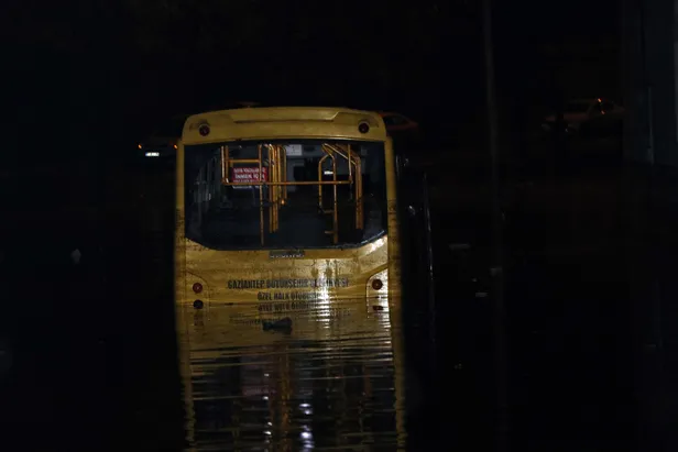 gaziantepte-saganak-sele-donustu-araclar-suda-kaldi-1571604581348.jpg Gaziantep'te sağanak sele dönüştü, araçlar suda kaldı-1