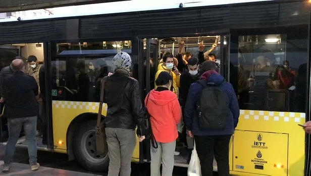 istanbulda-metrobuste-tika-basa-yolculuk-sosyal-mesafe-yine-unutuldu-1605630392793.jpeg
