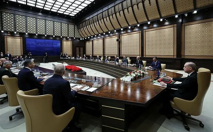 kulliyede-kritik-zirve-baskan-erdogan-liderligindeki-savunma-sanayii-icra-komitesi-toplandi-1704290671842.jpeg Külliye'de kritik zirve: Başkan Erdoğan liderliğindeki Savunma Sanayii İcra Komitesi toplandı-6