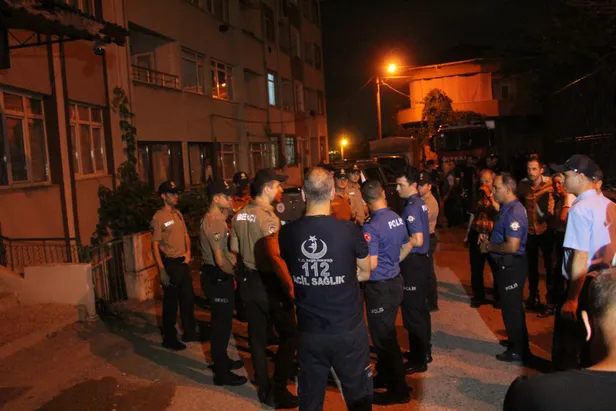 Çökme tehlikesi bulunan 2 bina gece yarısı tahliye edildi-3