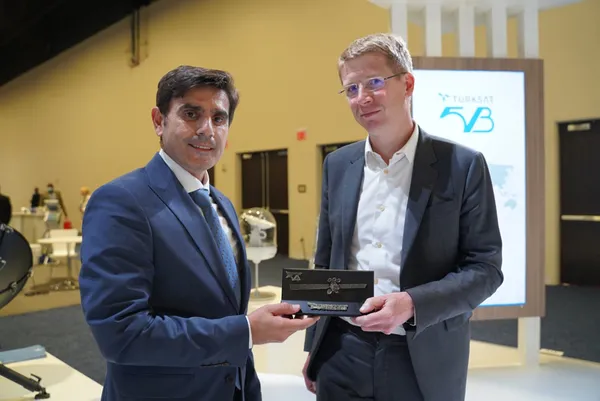 son-dakika-imzalar-atildi-turksat-abdde-fuarda-ilk-anlasmasini-imzaladi-1631171348582.jpg SON DAKİKA: İmzalar atıldı! Türksat ABD'de fuarda ilk anlaşmasını imzaladı-4