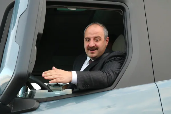 Türkiye’de bir ilk! Yerli şanzımanlı kamyon tanıtıldı