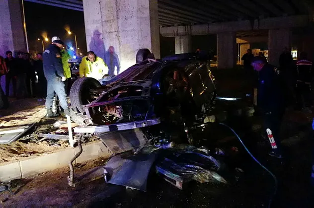 Takla atan araç hurdaya döndü! Ölü ve yaralılar var