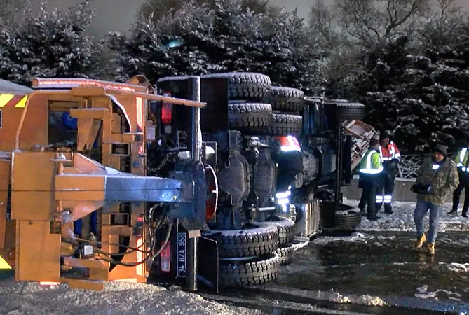 Kar küreme aracı devrildi!