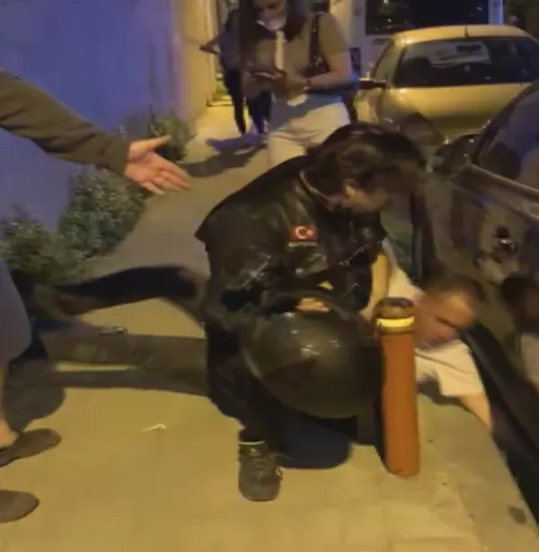 istanbulun-ortasinda-tekme-tokat-darbedilen-kadini-motosikletli-grup-kurtardi-1623064735328.jpg İstanbul'un ortasında tekme tokat darbedilen kadını motosikletli grup kurtardı-6