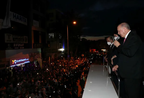 baskan-erdogan-sincanda-halka-hitap-etti-bize-gurur-kibir-yakismaz-biz-tevazu-ehliyiz-1625687161061.jpg Başkan Erdoğan Sincan'da konuk olduğu Ürün ailesinin doğacak bebeğinin ismini verdi-7