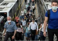 İstanbuldaki toplu taşıma araçlarında endişe yaratan yoğunluk