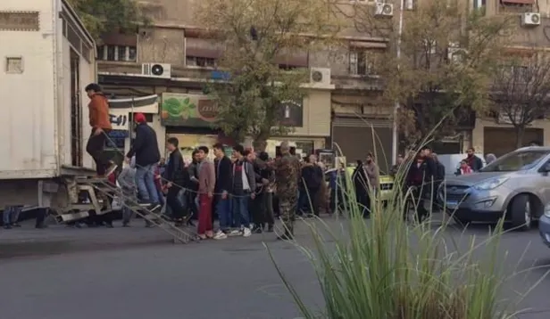 Suriye'den insanlık dışı görüntü! Kollarını zincire vurup zorla askere aldılar-1