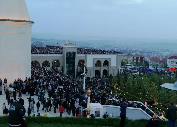 Çamlıca Camii'nde tarihi kalabalık! On binlerce vatandaş sabah namazına akın etti-1