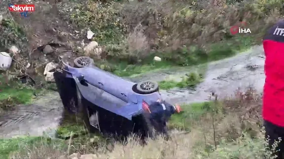 Bolu’da kontrolden çıkan otomobil dereye uçtu: 2 yaralı