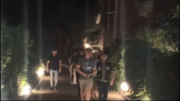 istiklal-caddesinde-dolar-dagitmislardi-maskeli-sapkinlar-yasadiklari-villada-yakalandi-13-gozalti-1691674653621.jpg İstiklal Caddesi'nde dolar dağıtmışlardı! Maskeli sapkınlar yaşadıkları villada yakalandı: 13 gözaltı-6