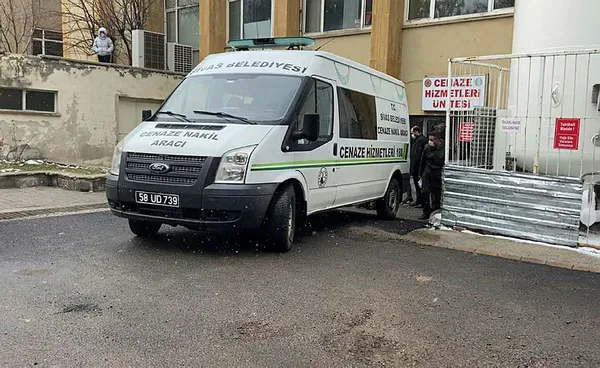 Sivas'ta korkunç olay! Yemek yiyen babasının boğazını kesti!-3