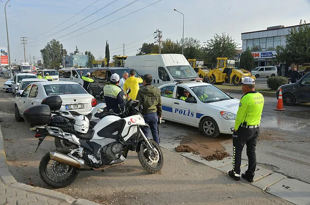 Acı olay! Önce kamyon çarptı ardından otomobilin altında kaldı