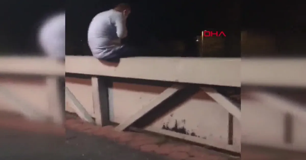 Küçükçekmece'de korku dolu anlar: Üst geçitte intihara kalkışan kişiyi bekçiler kurtardı! O anlar kamerada