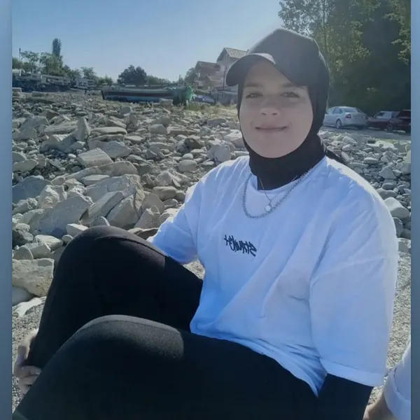 sunnet-dugununde-kalbinden-vurulup-olen-beste-kocakin-katili-olan-maganda-tutuklandi-1657791896089.jpg Sünnet düğününde kalbinden vurulup ölen Beste Koçak'ın katili olan maganda tutuklandı-3