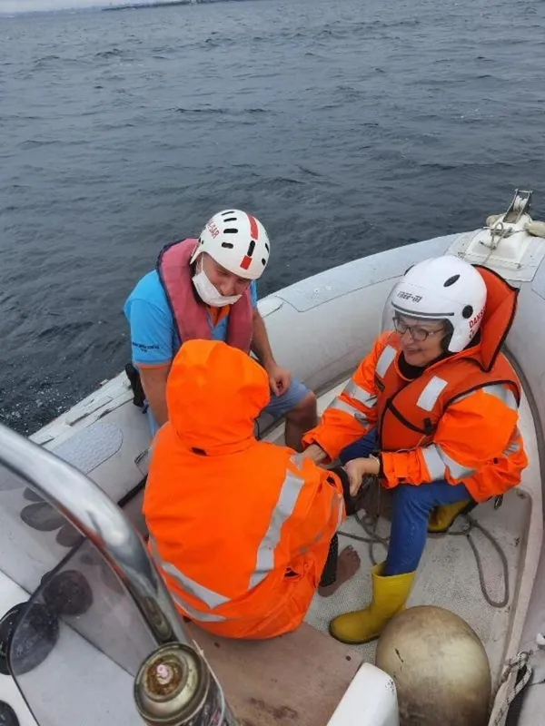 تركيا اليوم إسطنبول..سيدة تلقي بنفسها في البحر وترفض الخروج ! (صور) إسطنبول..سيدة تلقي بنفسها في البحر وترفض الخروج ! (صور)