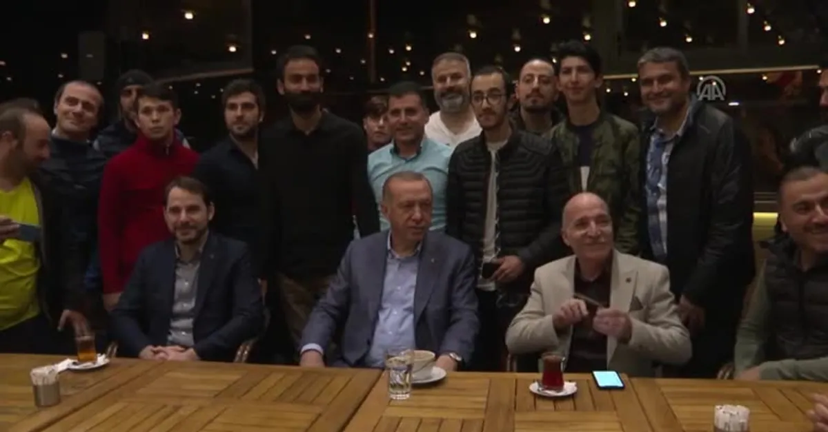 Başkan Erdoğan, Tarabya'da bir kafede vatandaşlarla sohbet etti