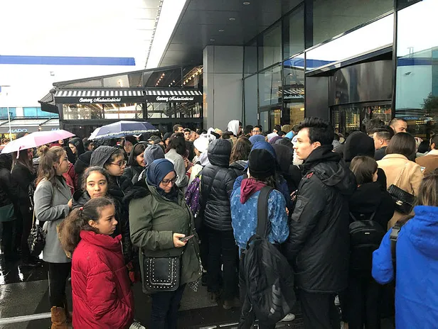 Alışveriş çılgınlığı uzun kuyruklar oluşturdu! "Sel çıksa, felaket kopsa buradan ayrılmam”-6
