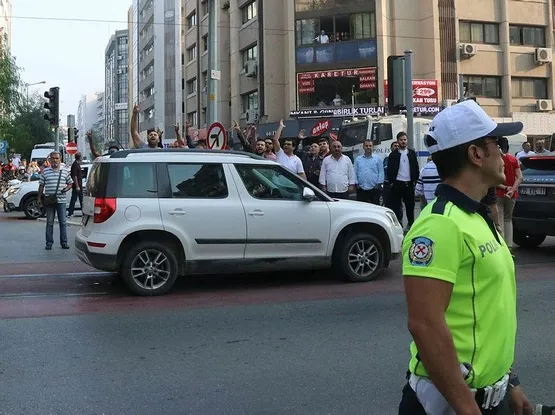 izmirde-hdp-provokasyonuna-izin-verilmedi-vatandaslardan-sezai-temeliye-tepki-1571329178382.jpeg İzmir'de HDP provokasyonuna izin verilmedi! Vatandaşlardan Sezai Temelli'ye tepki...-3