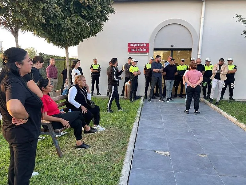 Kuzey Kıbrıs Türk Cumhuriyeti (KKTC) Sağlık Bakanlığına bağlı Dr. Burhan Nalbantoğlu Acil Durum Hastanesi Yeni Doğan Yoğun Bakım Ünitesindeki 1 bebeğin ölümü, 6 bebeğin entübe edilmesi üzerine gözaltına alınan 5 sağlık çalışanı için gözaltı süresi üçer gün uzatıldı. Olayla ilgili hastanede kurulan kriz merkezi çalışmalarına devam ediyor. (AA)