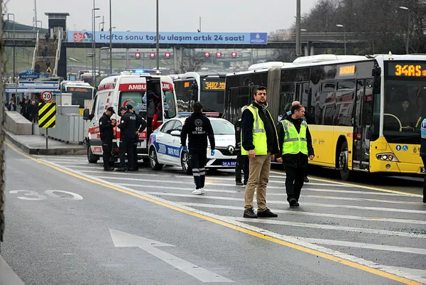 son-dakika-halic-koprusunde-iki-metrobus-carpisti-1583823374606.jpg