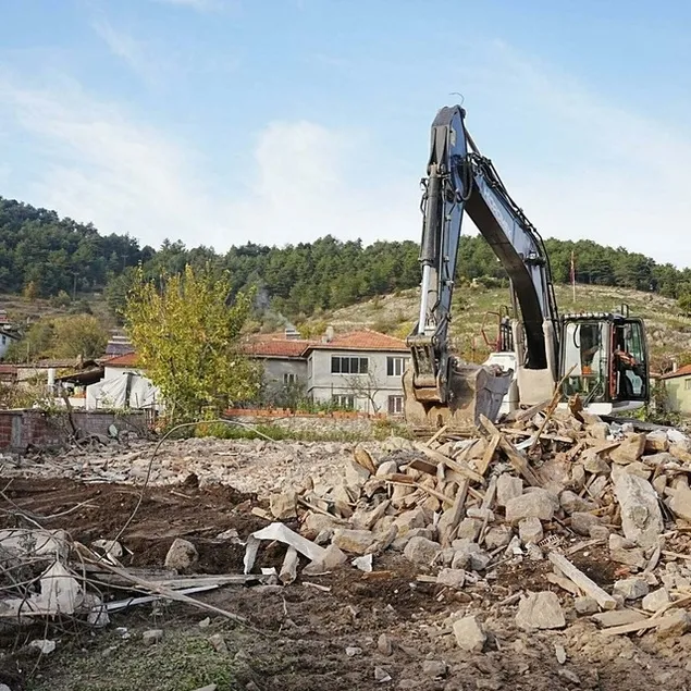 2 Binanın kolonları çatladı