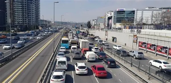 İstanbul'da devrilen kamyonet trafiği kilitledi-3