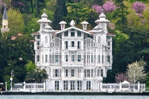 Her şey bir fotoğrafla başladı! Hacı Sabancı’nın bahçesinde yaptığı sporla gündem olan yalı ürkütüyor-6