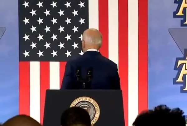 abd-baskani-joe-biden-boslukla-tokalasti-yine-sosyal-medyanin-diline-dustu-1650017164411.jpeg ABD Başkanı Joe Biden boşlukla tokalaştı! Yine sosyal medyanın diline düştü-3