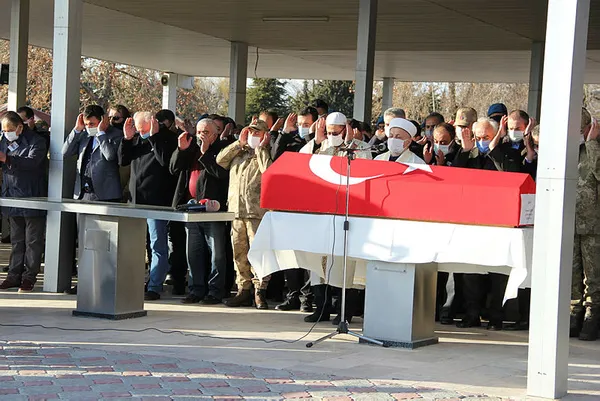 garada-sehit-edilen-jandarma-personel-astsubay-bascavus-semih-ozbey-topraga-verildi-1613317342599.jpg