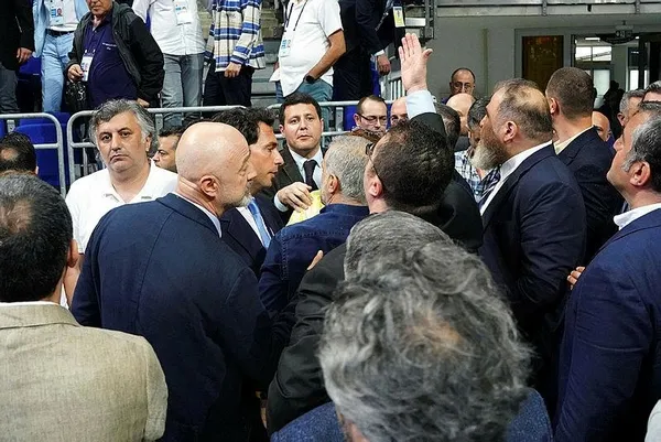 fenerbahce-kongresinde-kavga-uyeler-birbirine-girdi-1687010809080.jpeg