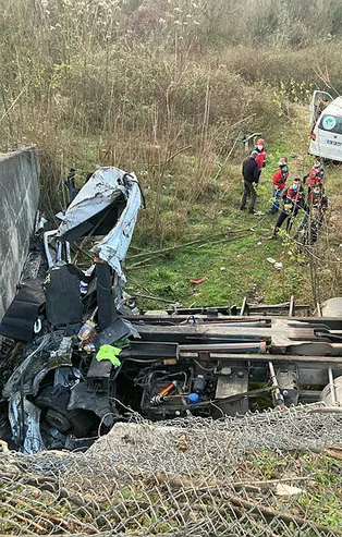 Kontrolden çıktı şarampole uçtu! Paramparça olan kamyondan cansız bedenleri çıktı