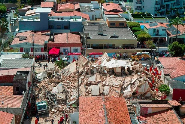 Brezilya'da 7 katlı bina çöktü-1