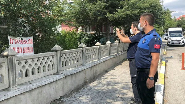 1631621741524.jpg Komşularına kızdı evine astı! Pankarttaki yazıyı görenler şoka girdi-2