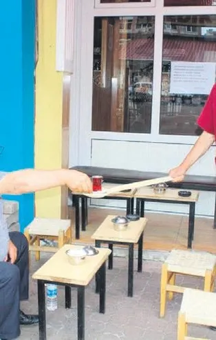 Sosyal mesafeyi korumak için çayı kepçeyle dağıttı!