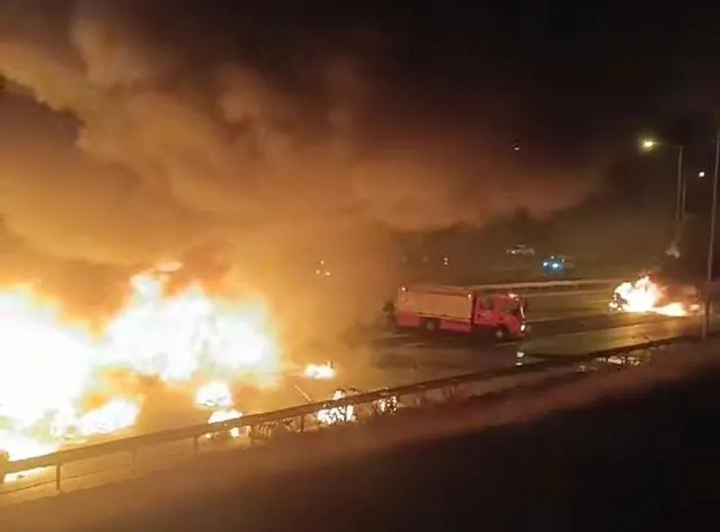 Gaziantep'te zincirleme felaket! Araçlar alev aldı: Ölü ve yaralı var (AA)