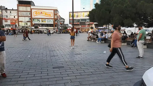 esenyurtta-maskesini-takmayan-kadini-savunan-vatandas-da-ceza-yedi-1593696324080.jpg Esenyurt'ta maskesini takmayan kadını savunan vatandaş da ceza yedi-4