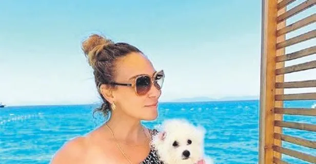 Ziynet Sali’ye Bodrum tatilinde sevimli köpeği de eşlik etti