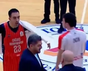 Üner’den rakibe yumruk